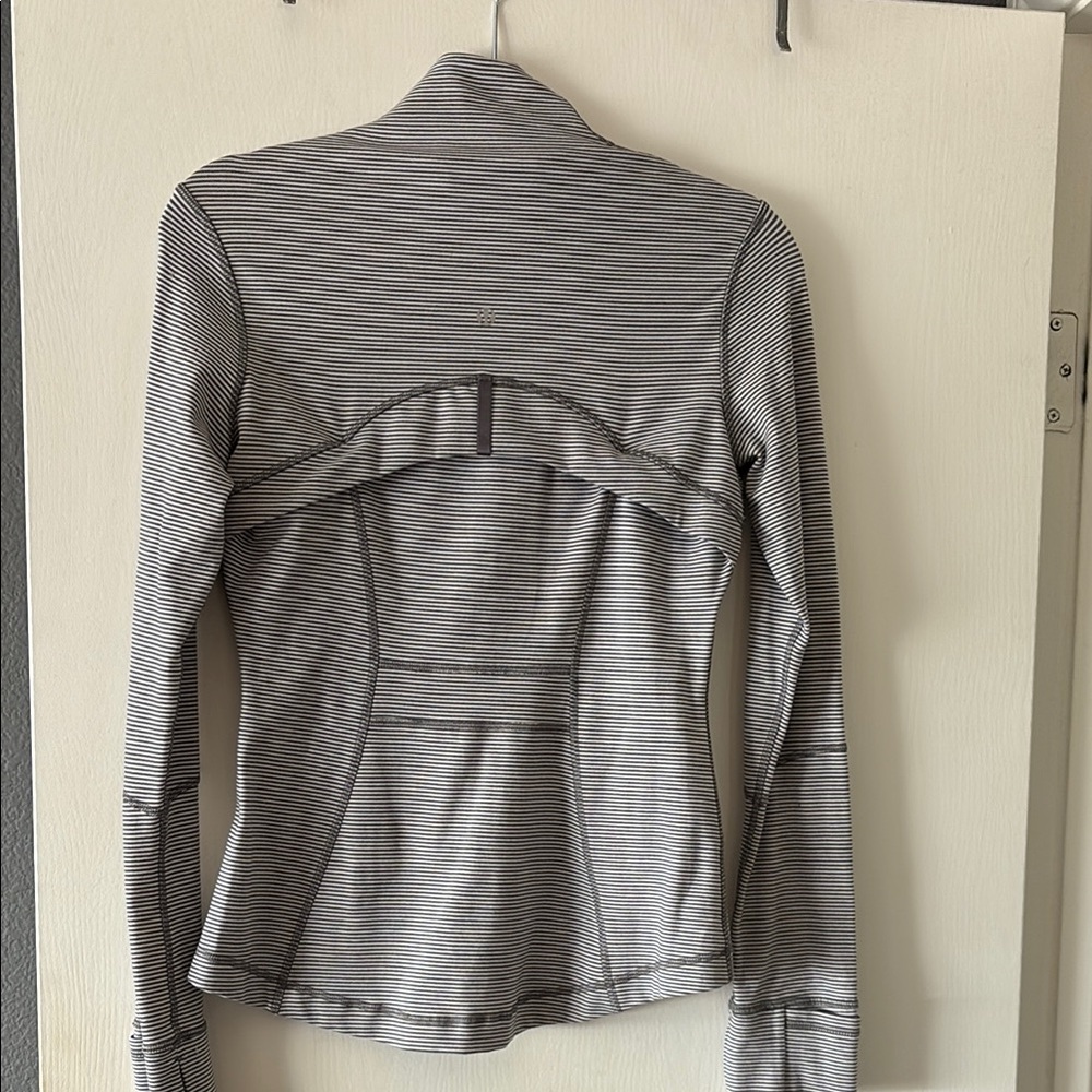 Lululemon Athletica Utility Jacket in Gray and White for Everyday Versatility - Picture 7 of 7
